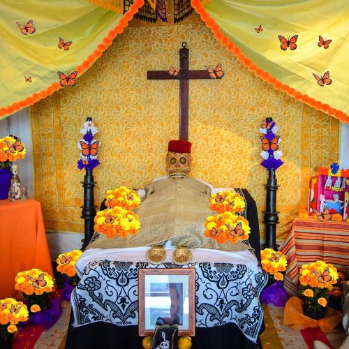 Riceshoot 120 Pcs Day of The Dead Decorations Artificial Silk Marigold Flowers with Stems Fake Monarch Butterflies for Diwali Dia De Los Muertos Home Altar Decorations Supplies (Orange,Yellow)